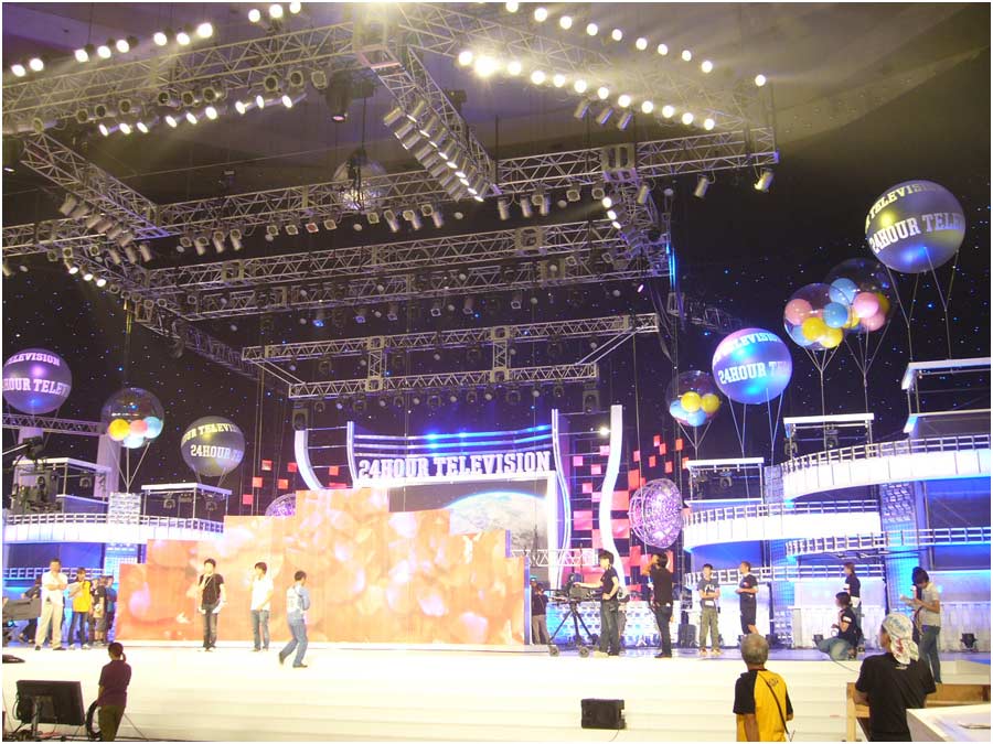 スタジオ舞台風船装飾｜現場施工例